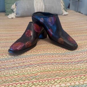 Beautiful CEM Leather Mules Size 11M Purple Roses on Black